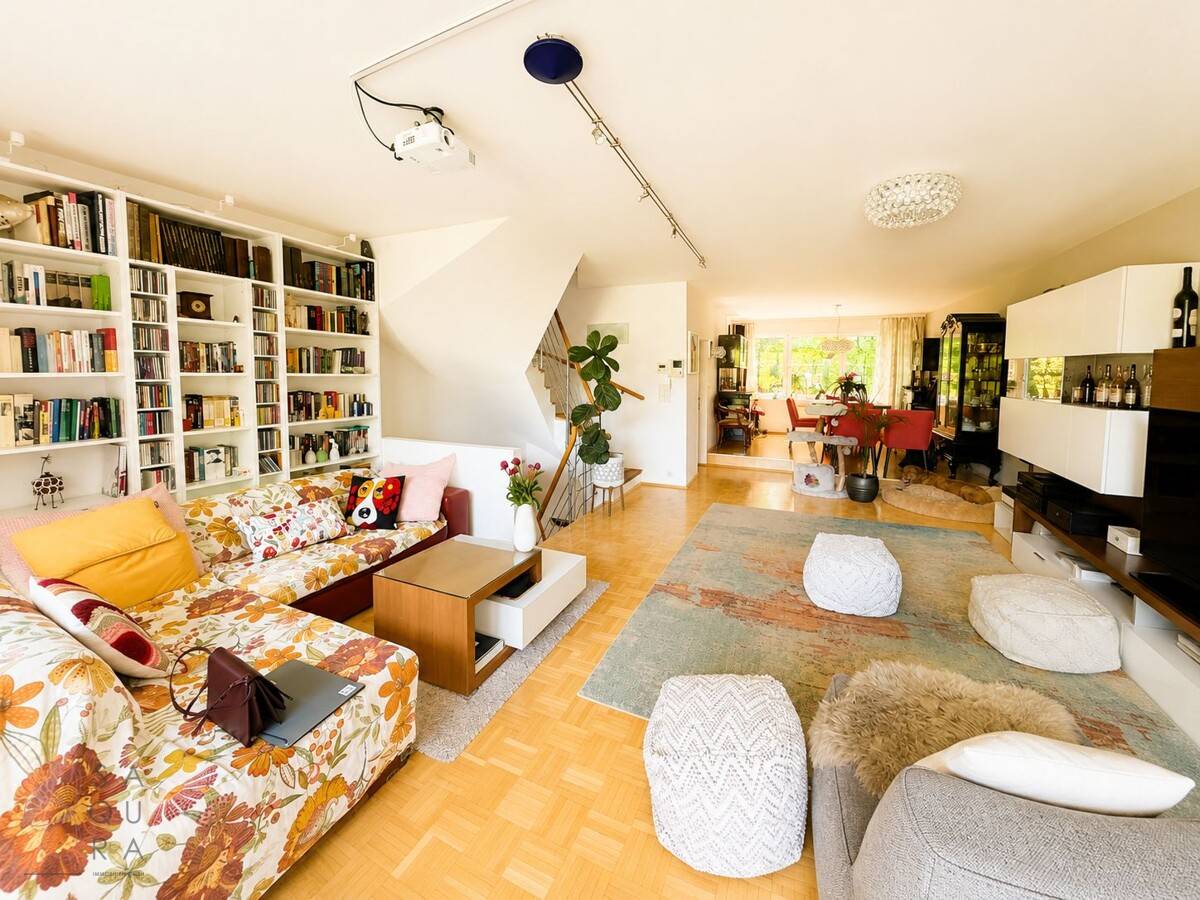 Charming mid-terrace house with sunny garden and convenient connections