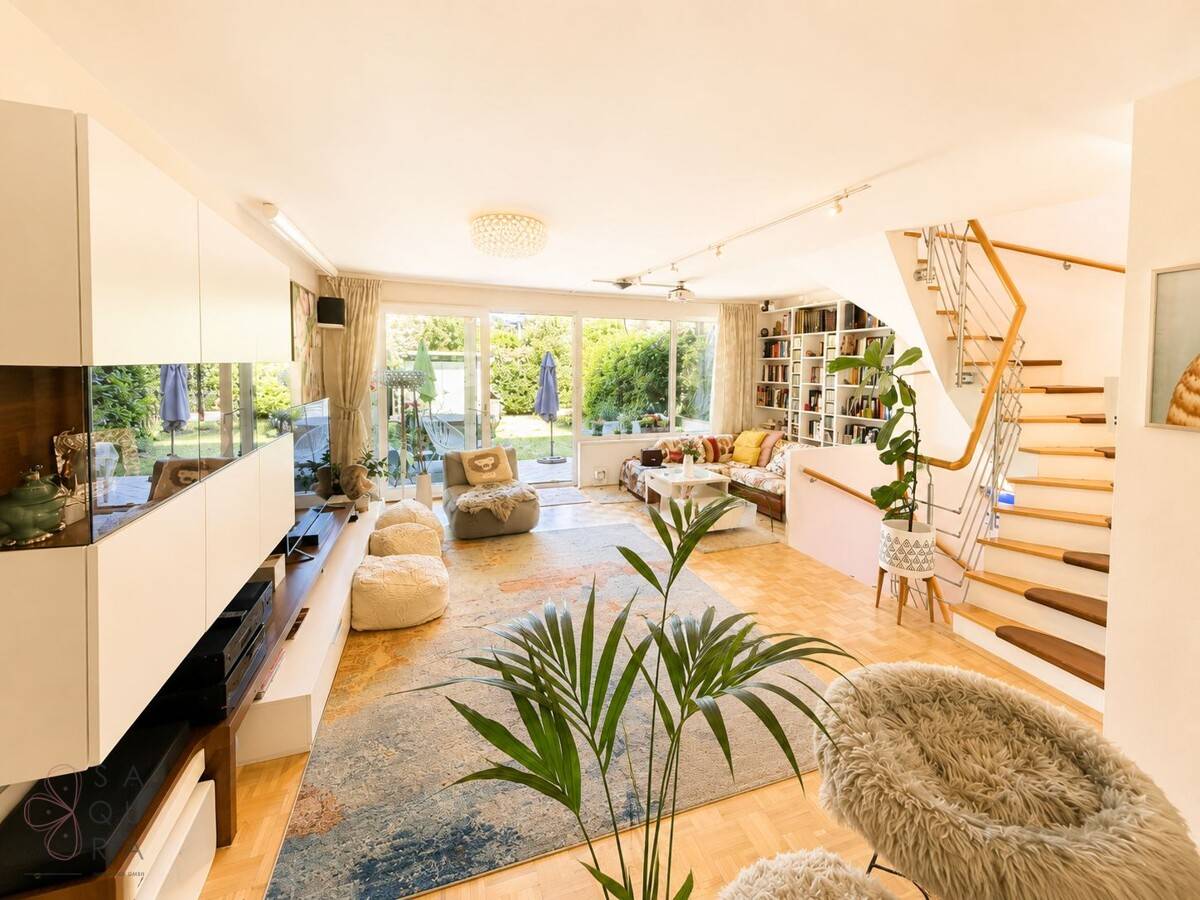 Charming mid-terrace house with sunny garden and convenient connections
