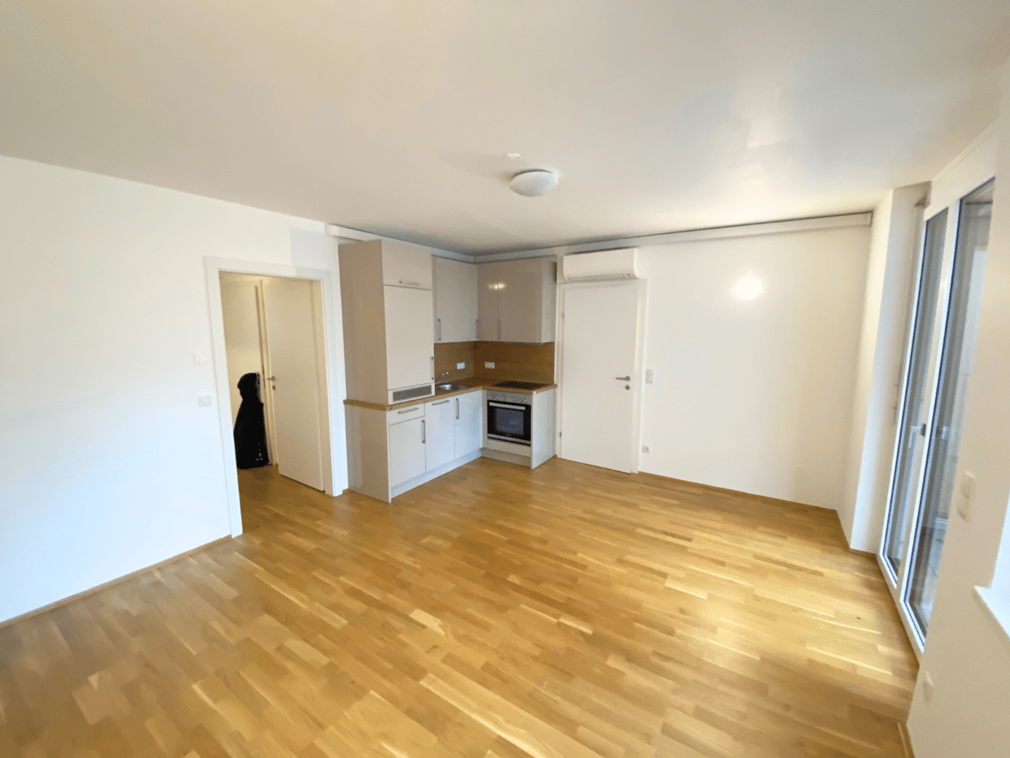 Apartment quiet side street loggia near U6
