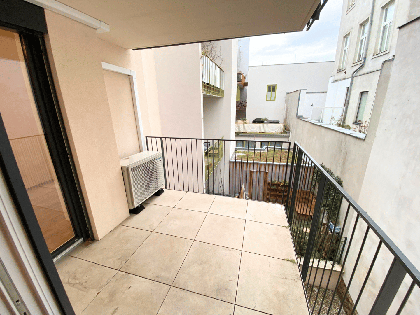 Apartment quiet side street loggia near U6