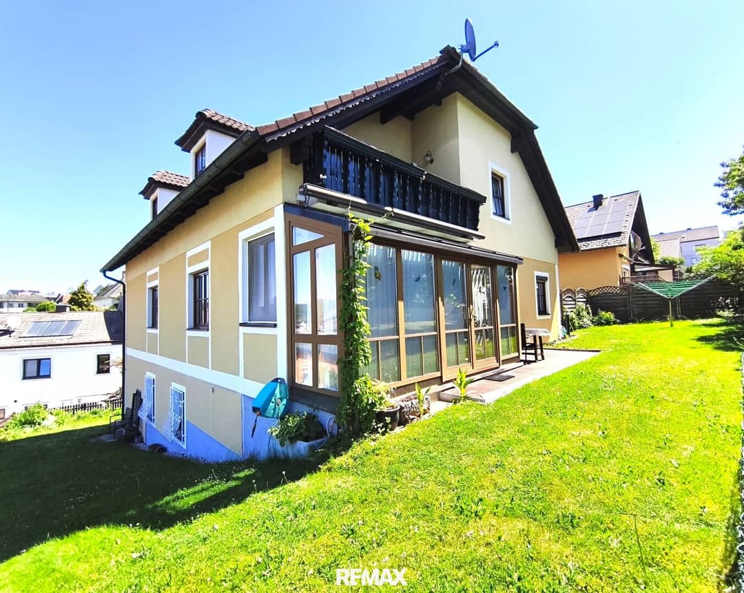 Charming Two Family Home with Garden, Wintergarden and Garage in Zwettl