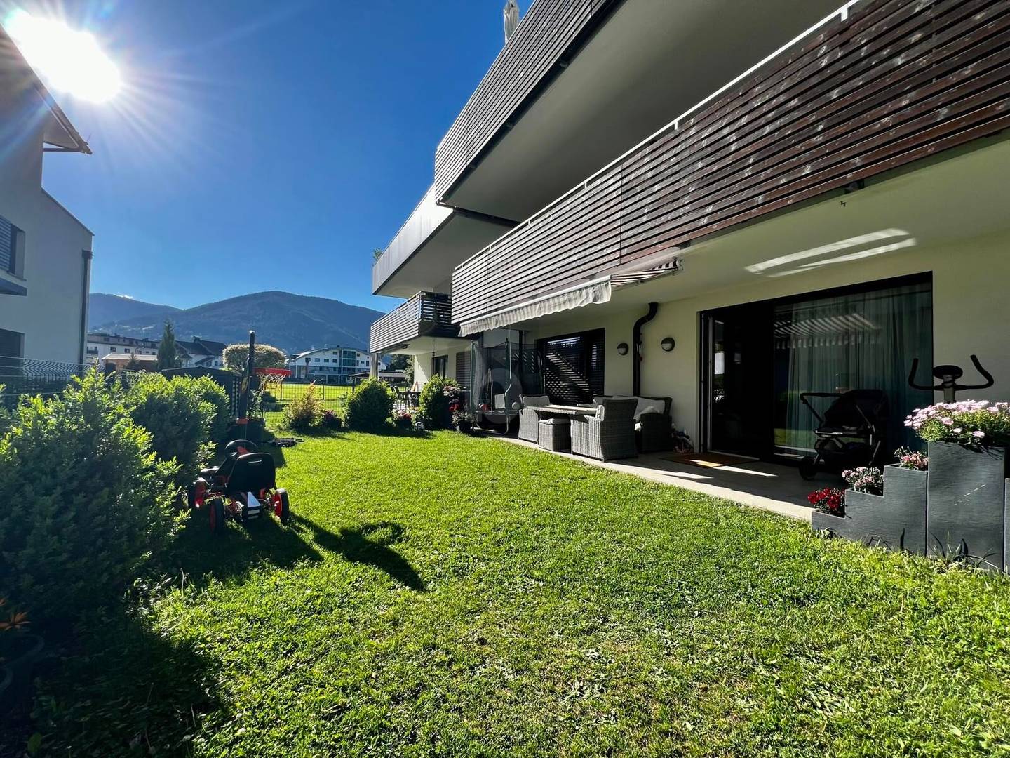 Erdgeschosswohnung mit sonnigem Privatgarten und Tiefgaragenplatz