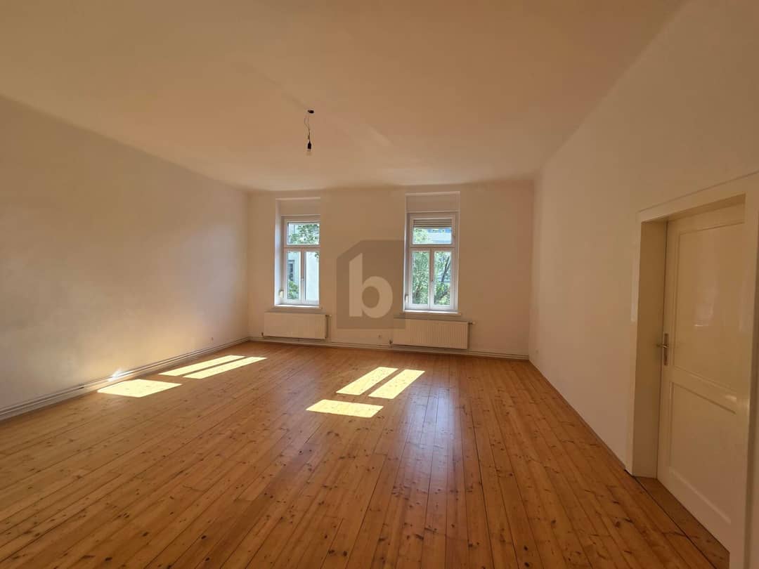Apartment with old world charm and balcony near the tax office