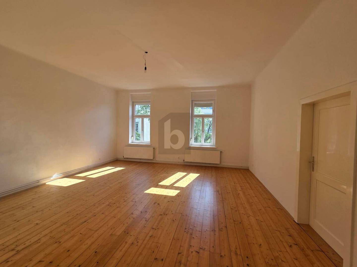 Altbauwohnung with balcony in prime location