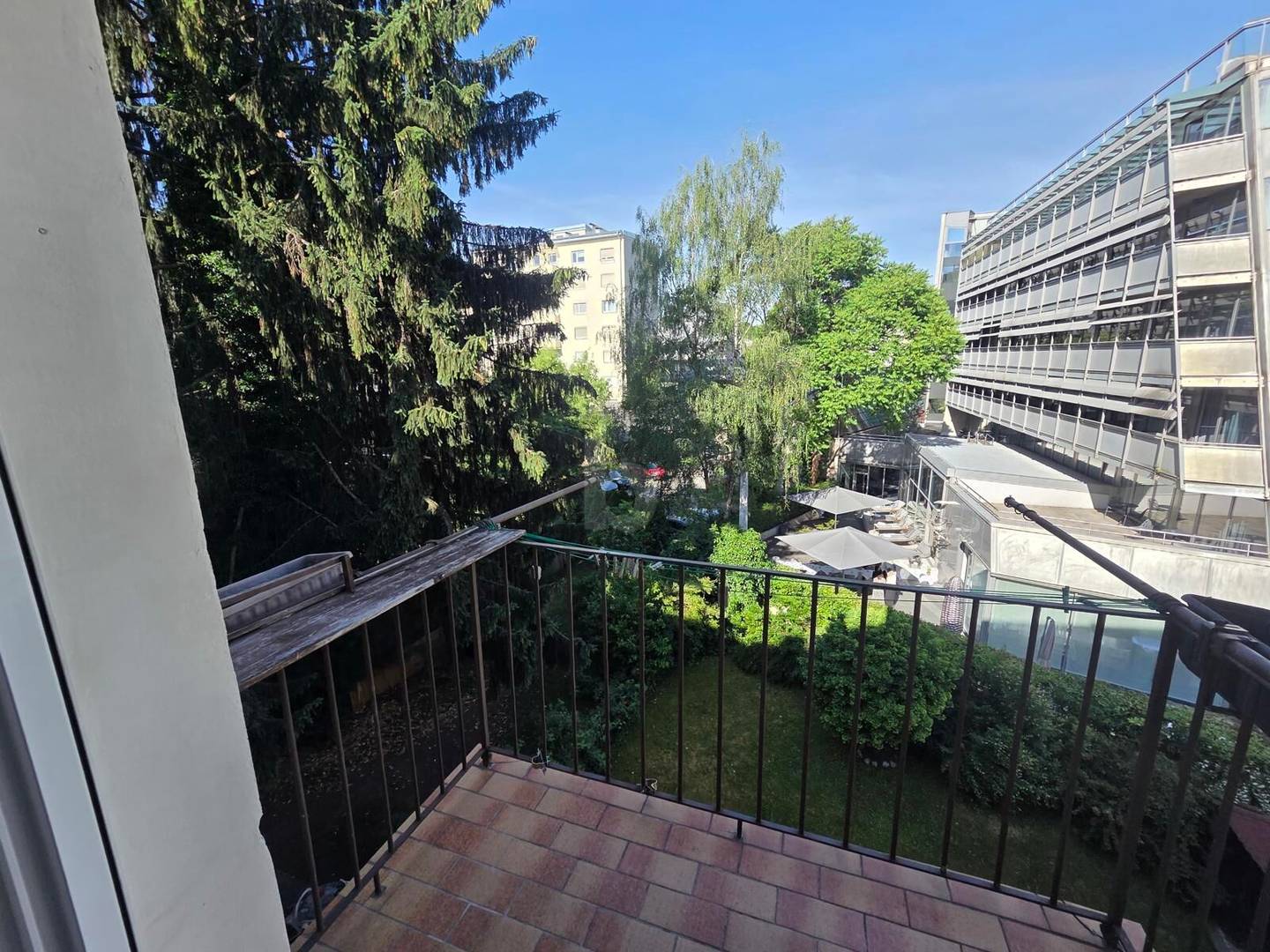 Altbauwohnung with balcony in prime location