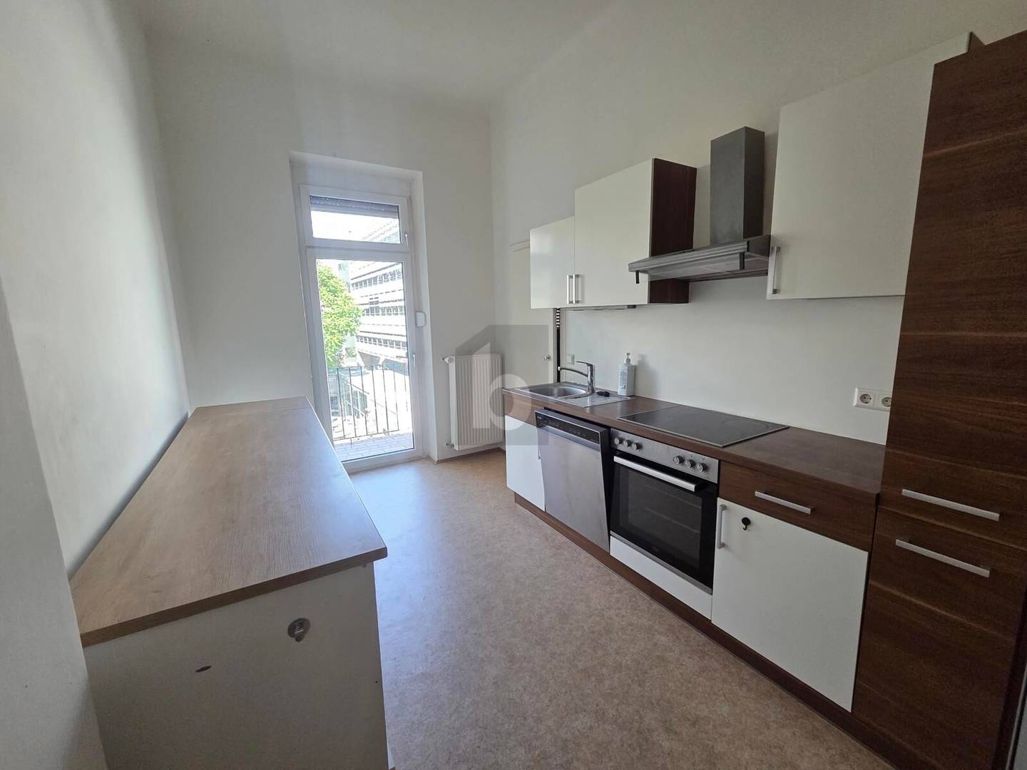 Altbauwohnung with balcony in prime location