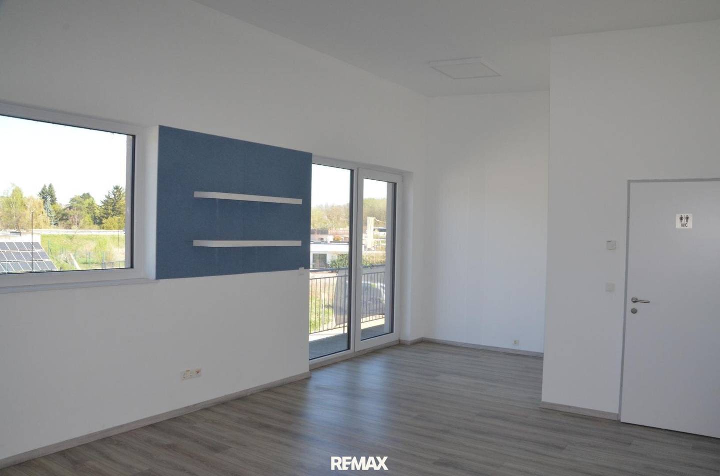 Bright modern office with balcony in Mautern business park