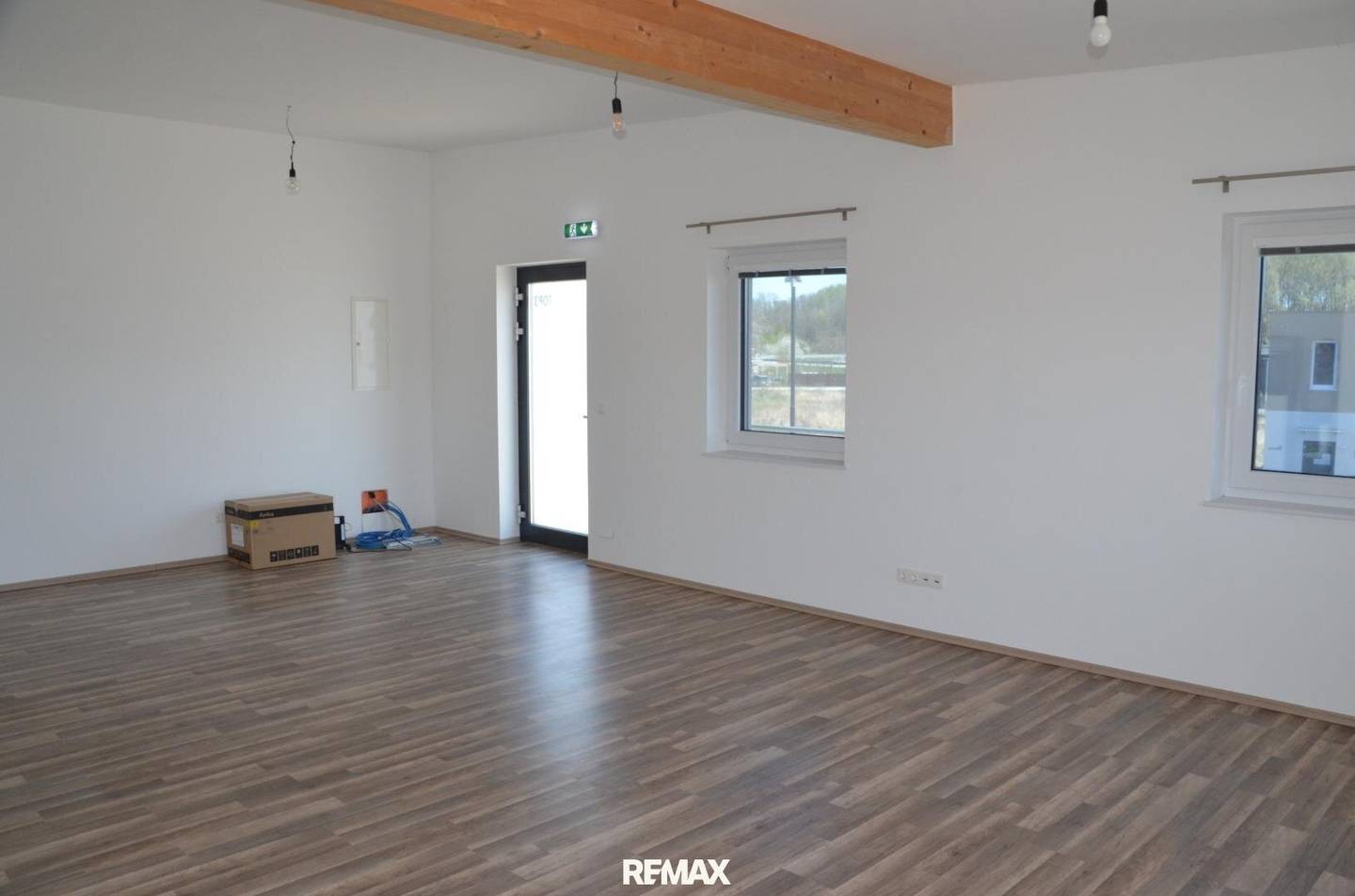Helles modernes Büro mit Balkon im Gewerbegebiet Mautern