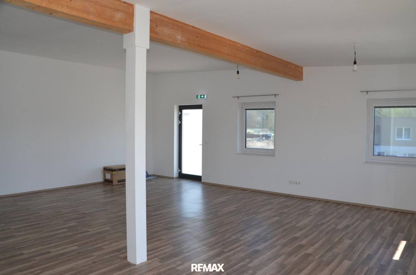 Helles modernes Büro mit Balkon im Gewerbegebiet Mautern