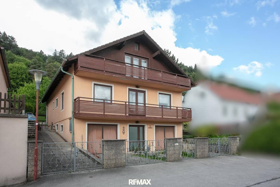 Well-Maintained Family House with Garden and Distant View in Paudorf