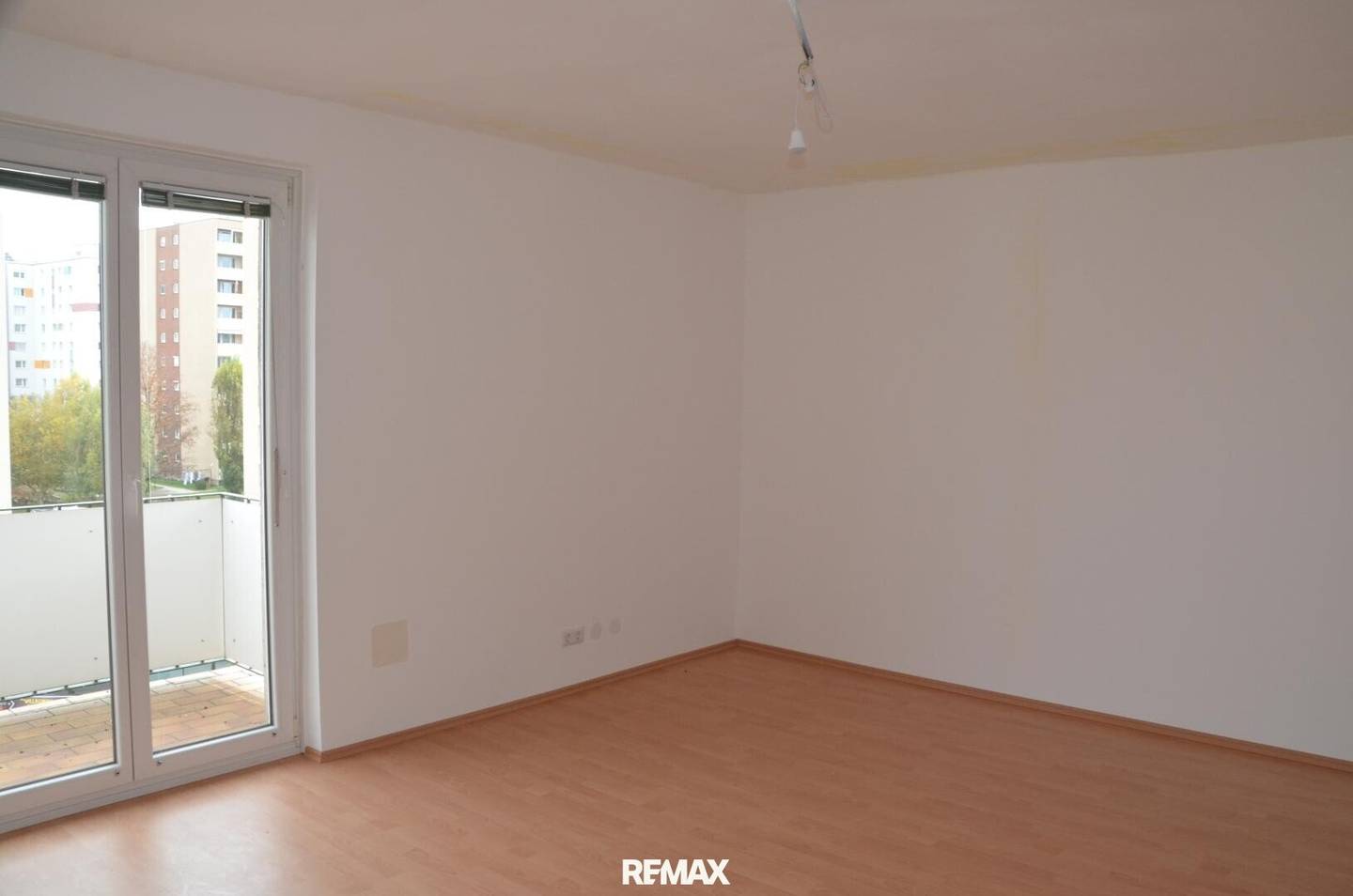 Renovated apartment with balcony no commission