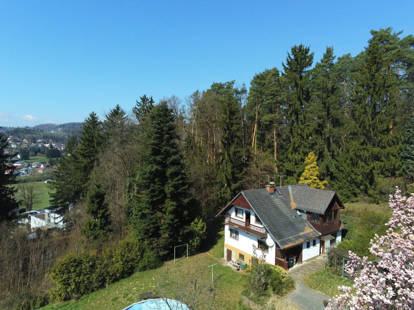 Large 2,200 m² building plot with existing building, cul de sac end, forest edge, quiet location.