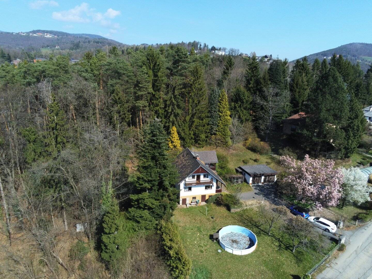 Large 2,200 m² building plot with existing building, cul de sac end, forest edge, quiet location.