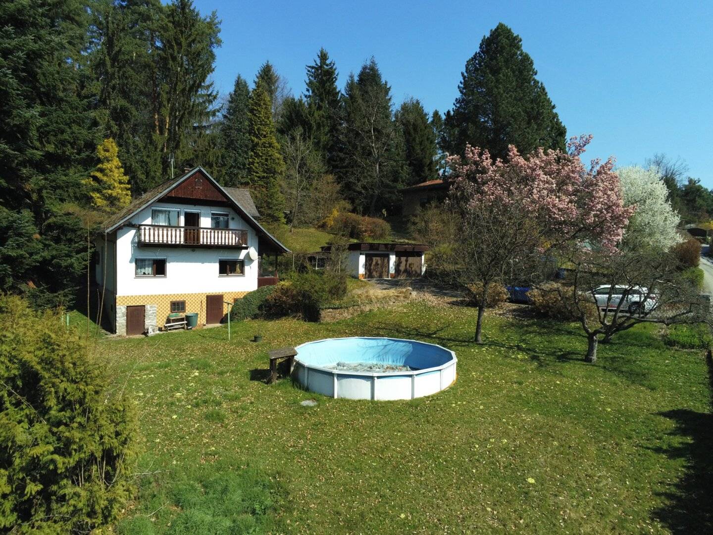 Large 2,200 m² building plot with existing building, cul de sac end, forest edge, quiet location.