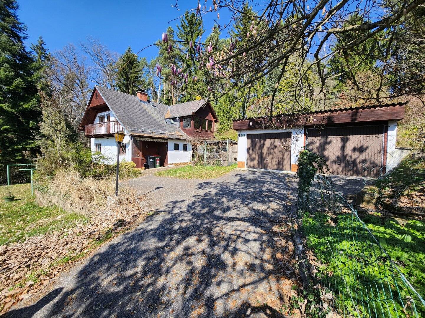 Large 2,200 m² building plot with existing building, cul de sac end, forest edge, quiet location.