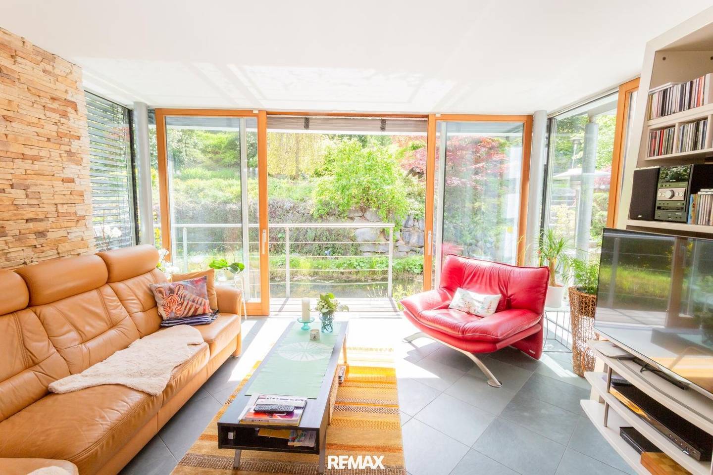 Einfamilienhaus mit Pool und Sauna auf großzügigem Grundstück