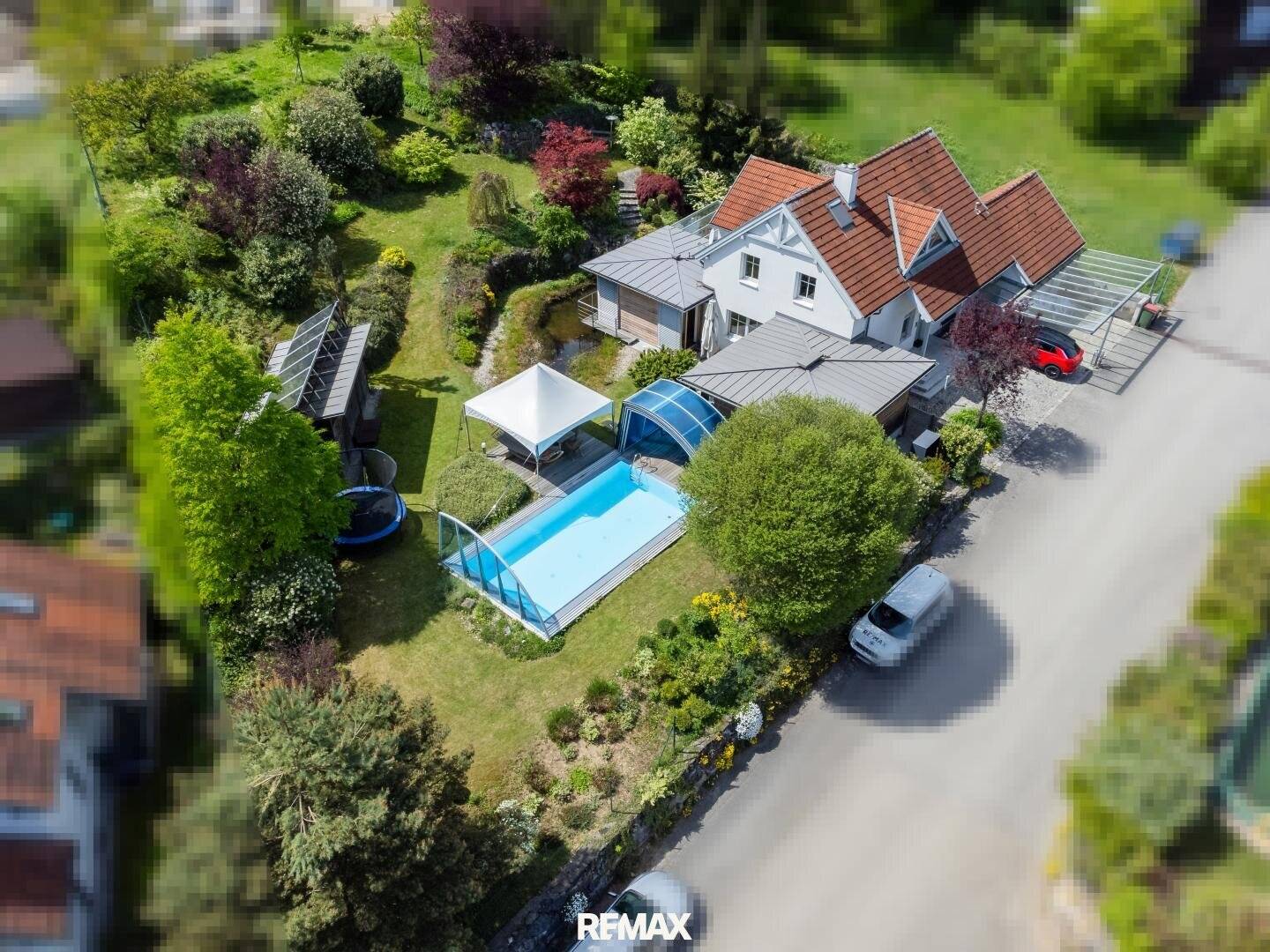 Einfamilienhaus mit Pool und Sauna auf großzügigem Grundstück