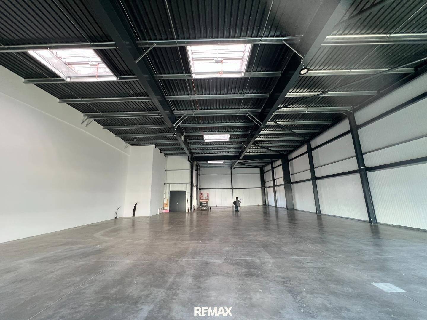 Modern Hall with Spacious Usable Area in Krems Business Park