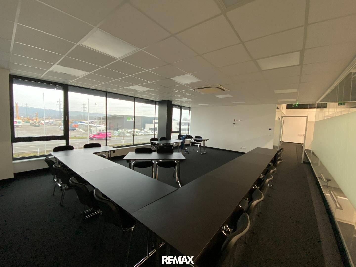 Modern Hall with Spacious Usable Area in Krems Business Park