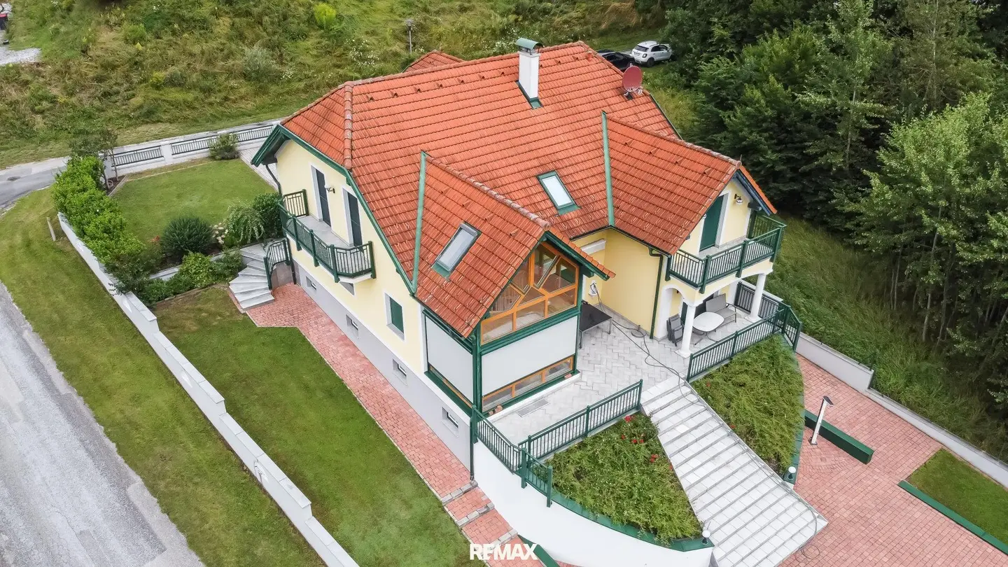 Family Home with Winter Garden and Sauna by the Reservoir