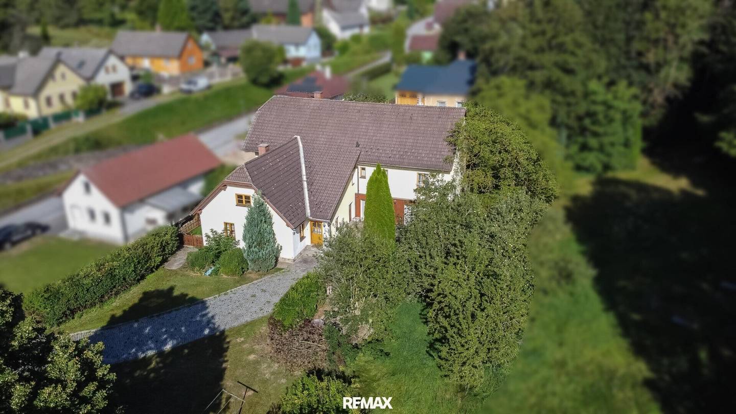 Geräumiges Einfamilienhaus mit Garage und großem Grundstück