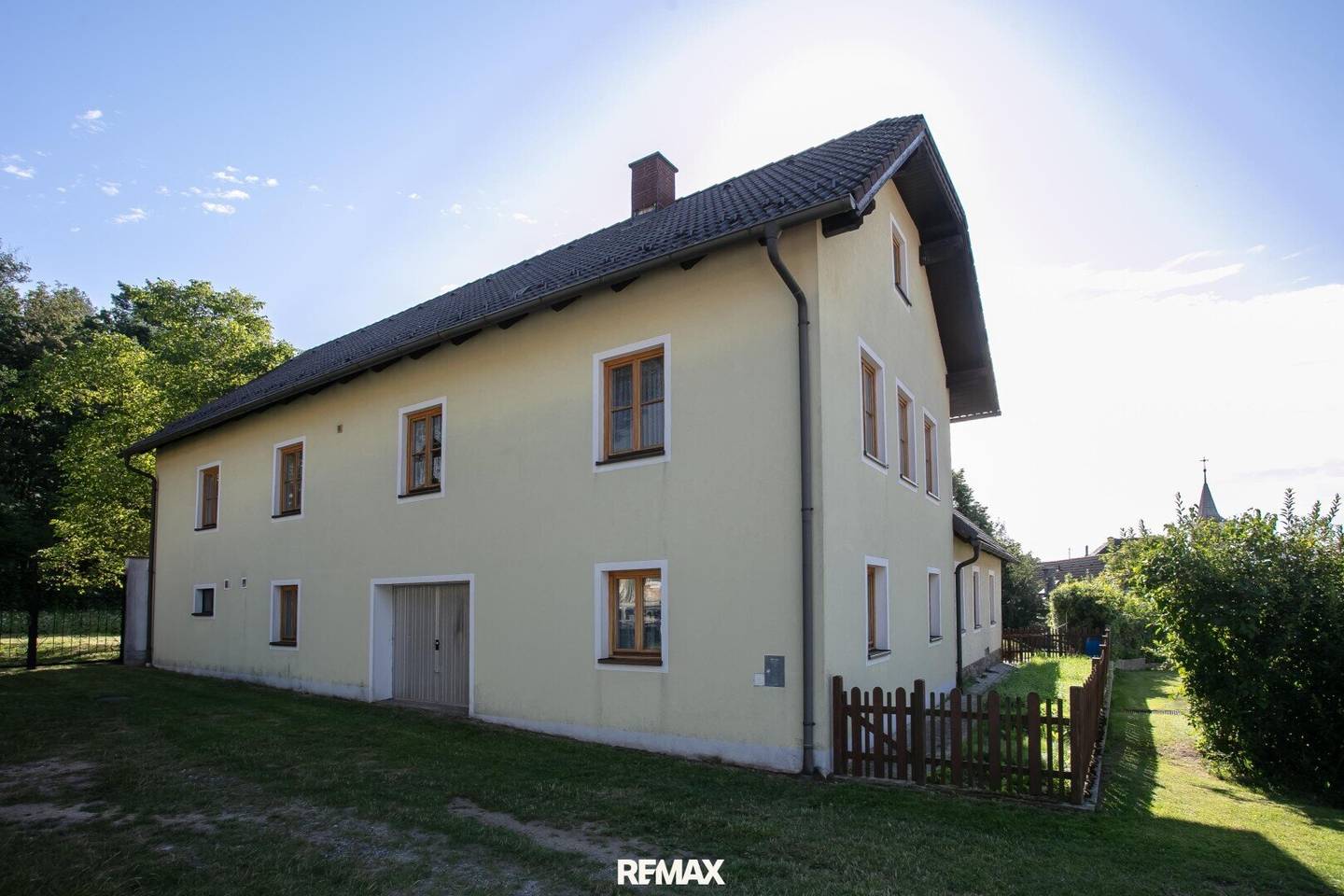 Geräumiges Einfamilienhaus mit Garage und großem Grundstück