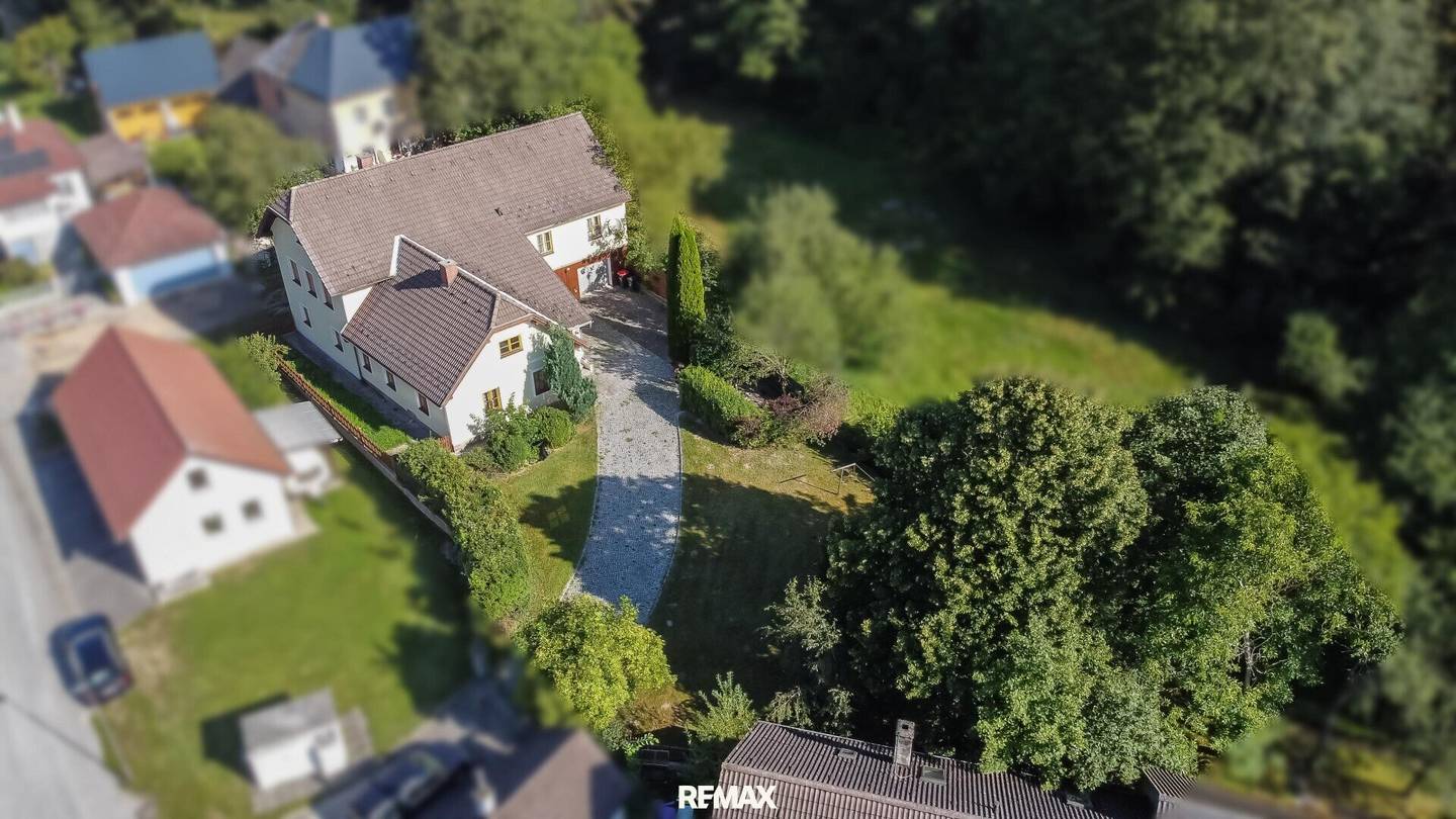 Geräumiges Einfamilienhaus mit Garage und großem Grundstück