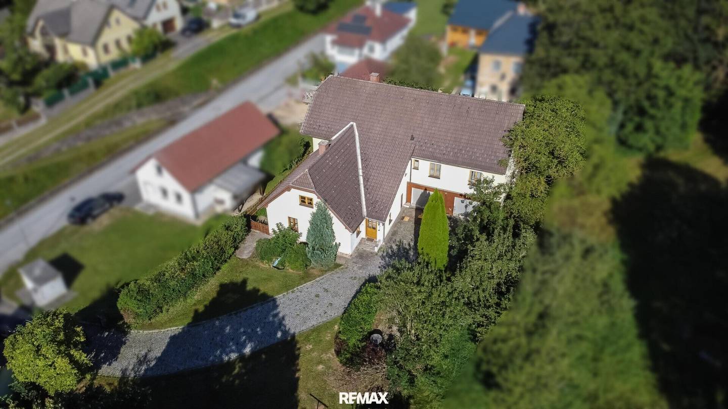 Geräumiges Einfamilienhaus mit Garage und großem Grundstück