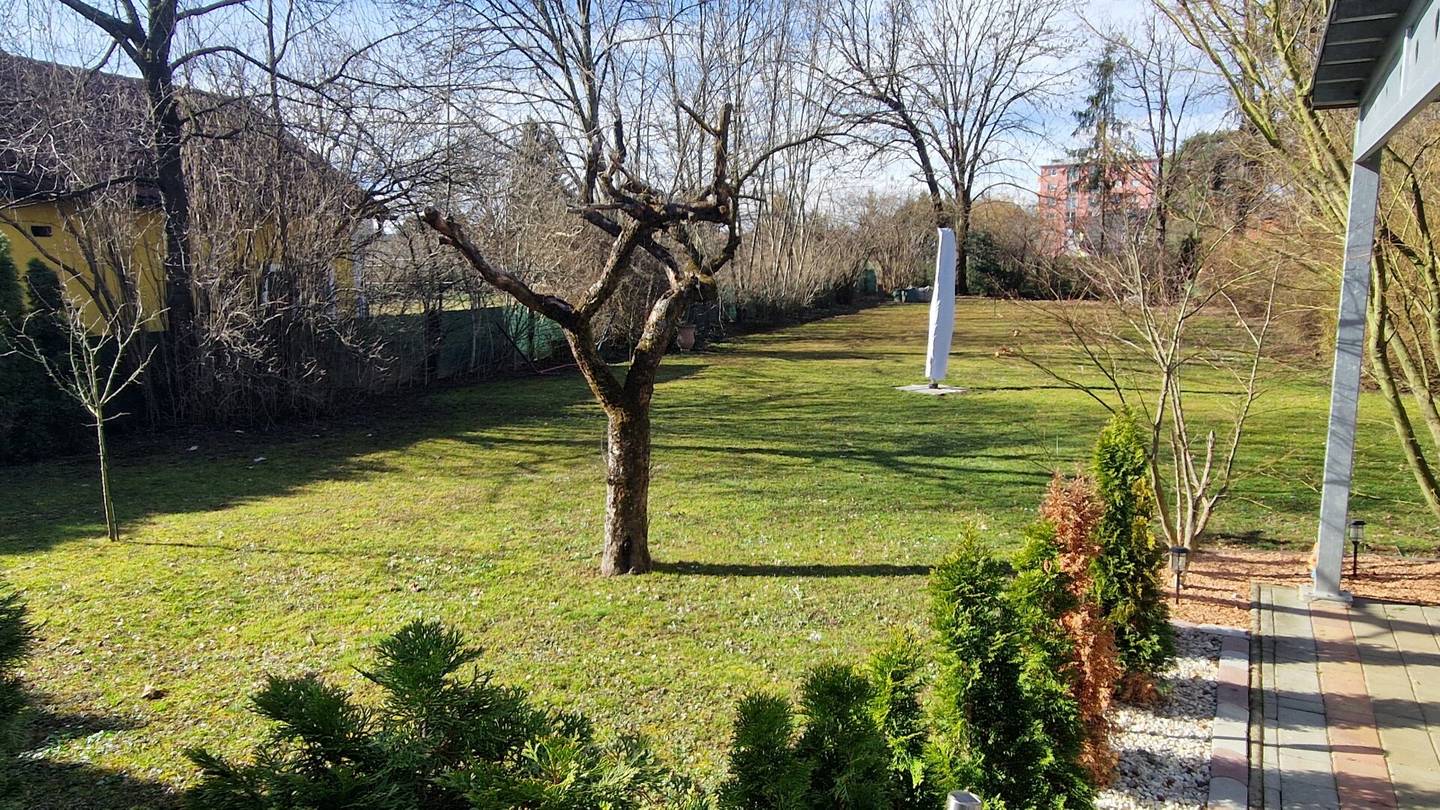 City villa in the green at the end of a cul-de-sac
