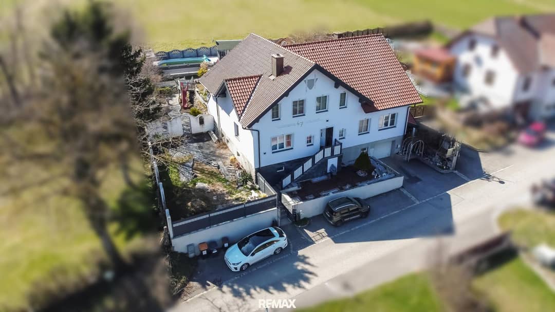 Einfamilienhaus mit zwei Wohneinheiten Garten und Garage