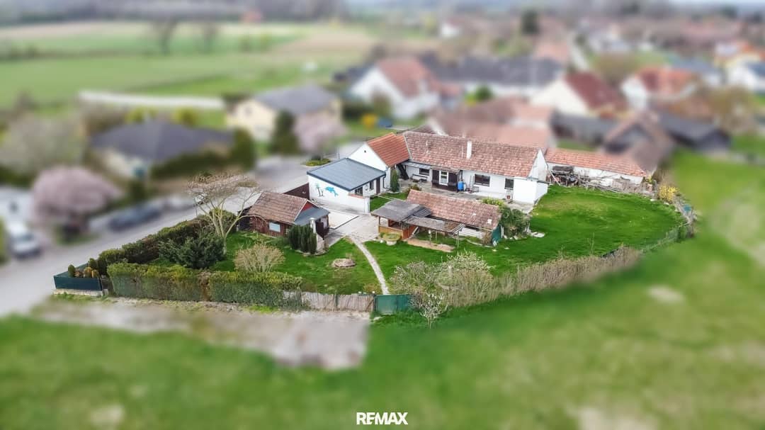 Landhaus mit großem Garten und Nebengebäuden in Grafenwörth