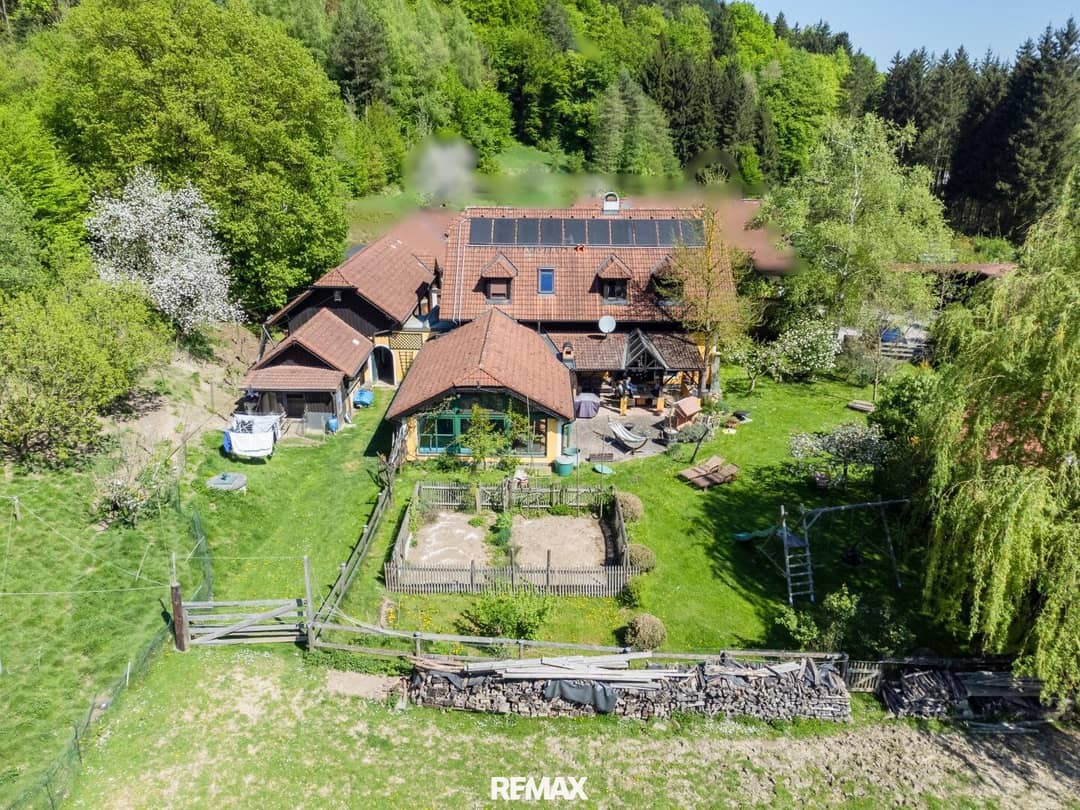 Großzügiges Anwesen mit Schwimmhalle und Pferdestall in idyllischer Wachau-Lage