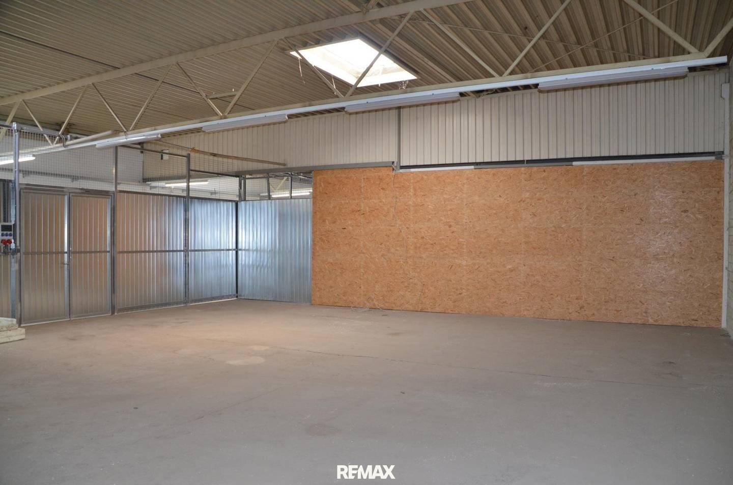 Spacious Storage Hall with Direct Access in Krems