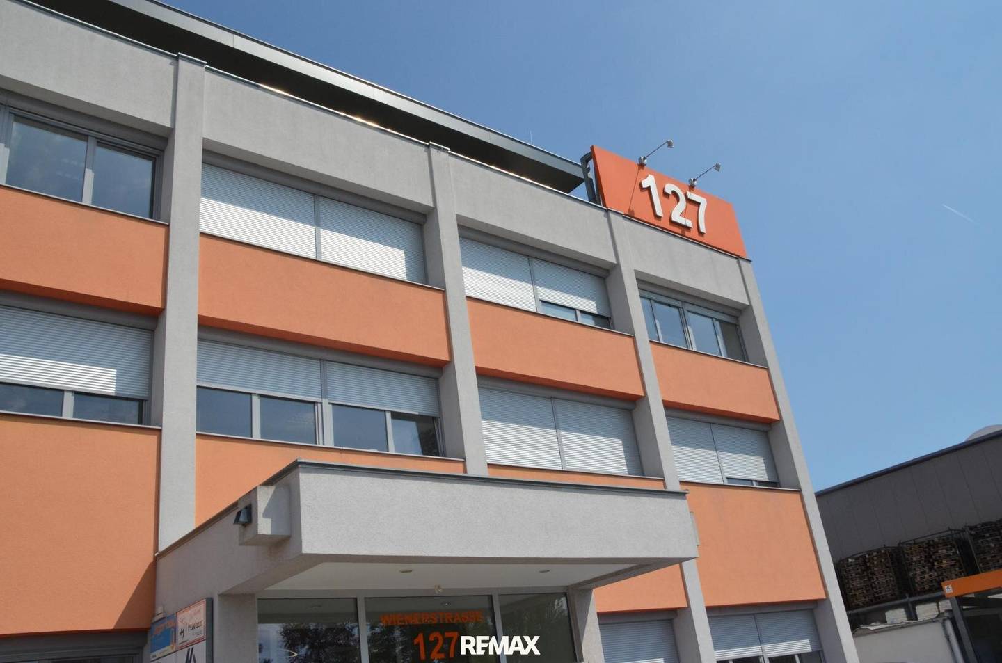 Spacious Storage Hall with Direct Access in Krems