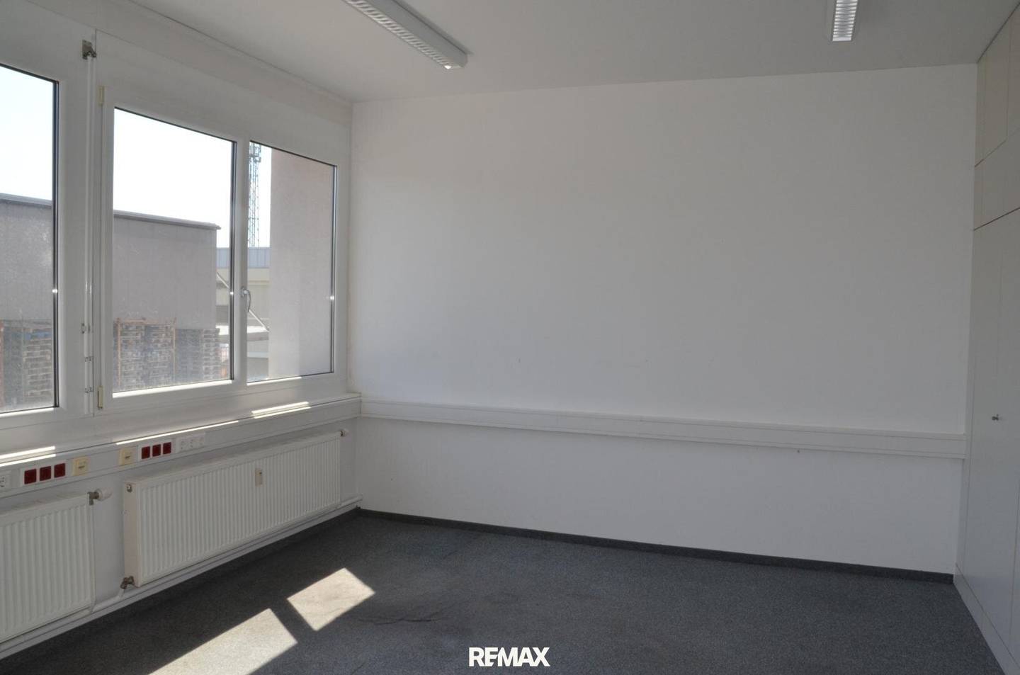 Modern air-conditioned office with expansion option