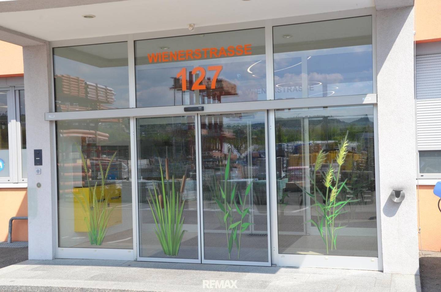 Modern air-conditioned office with expansion option