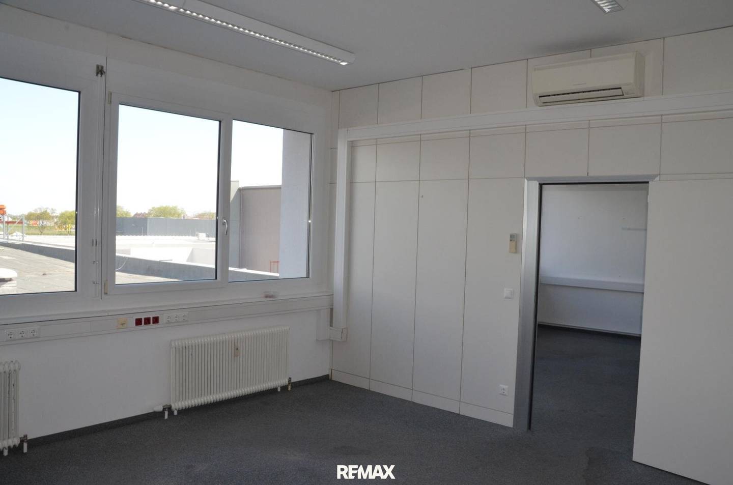 Modern air-conditioned office with expansion option