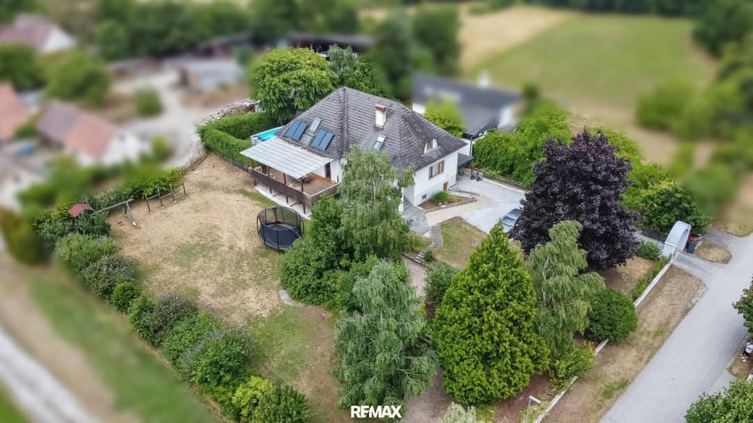 Großzügiges Einfamilienhaus mit Pool und Garten in sonniger Lage