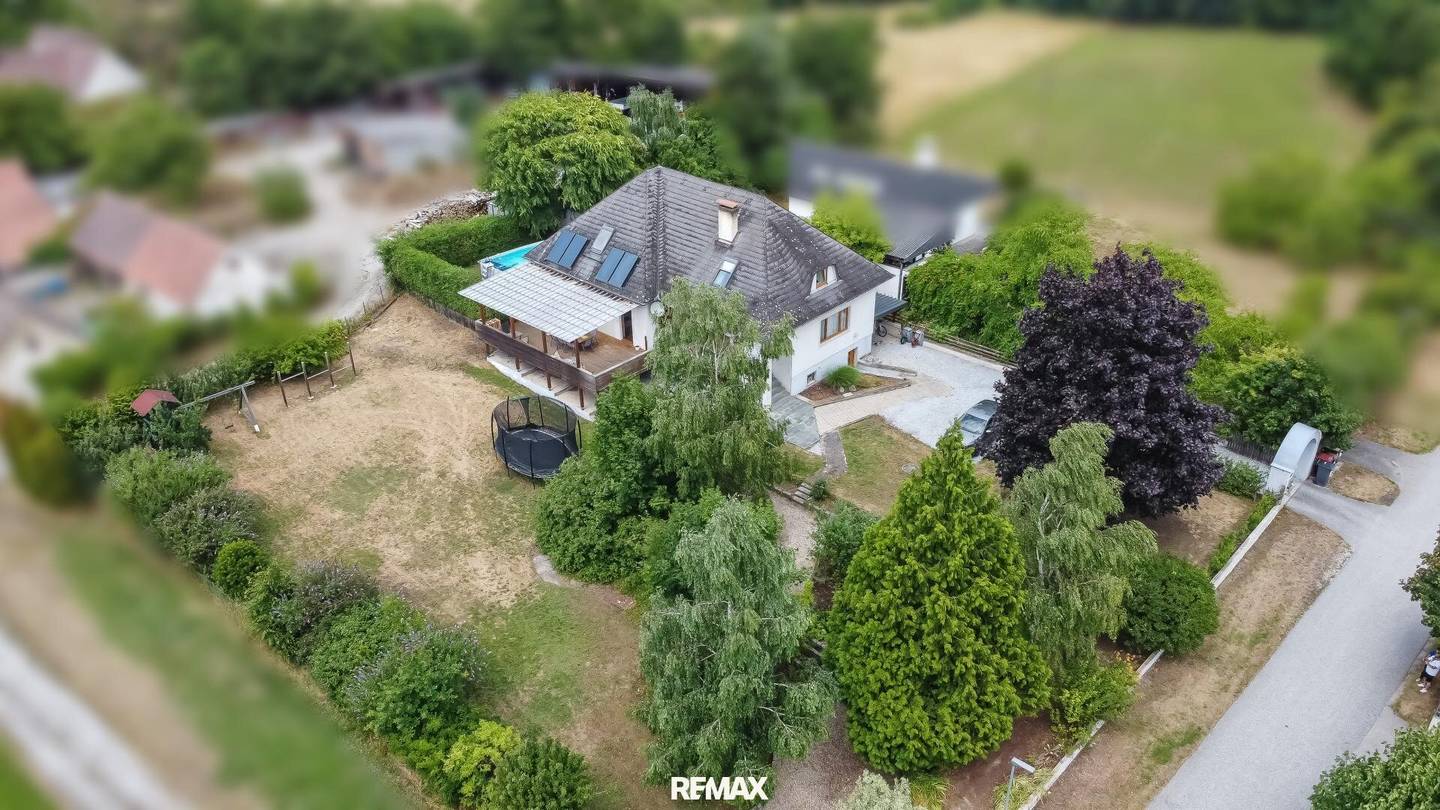 Spacious family house with pool and garden in sunny location