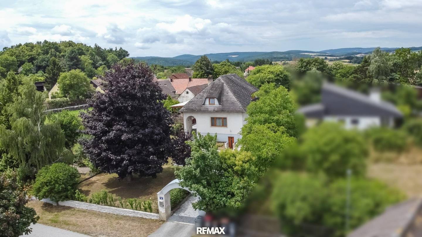 Spacious family house with pool and garden in sunny location
