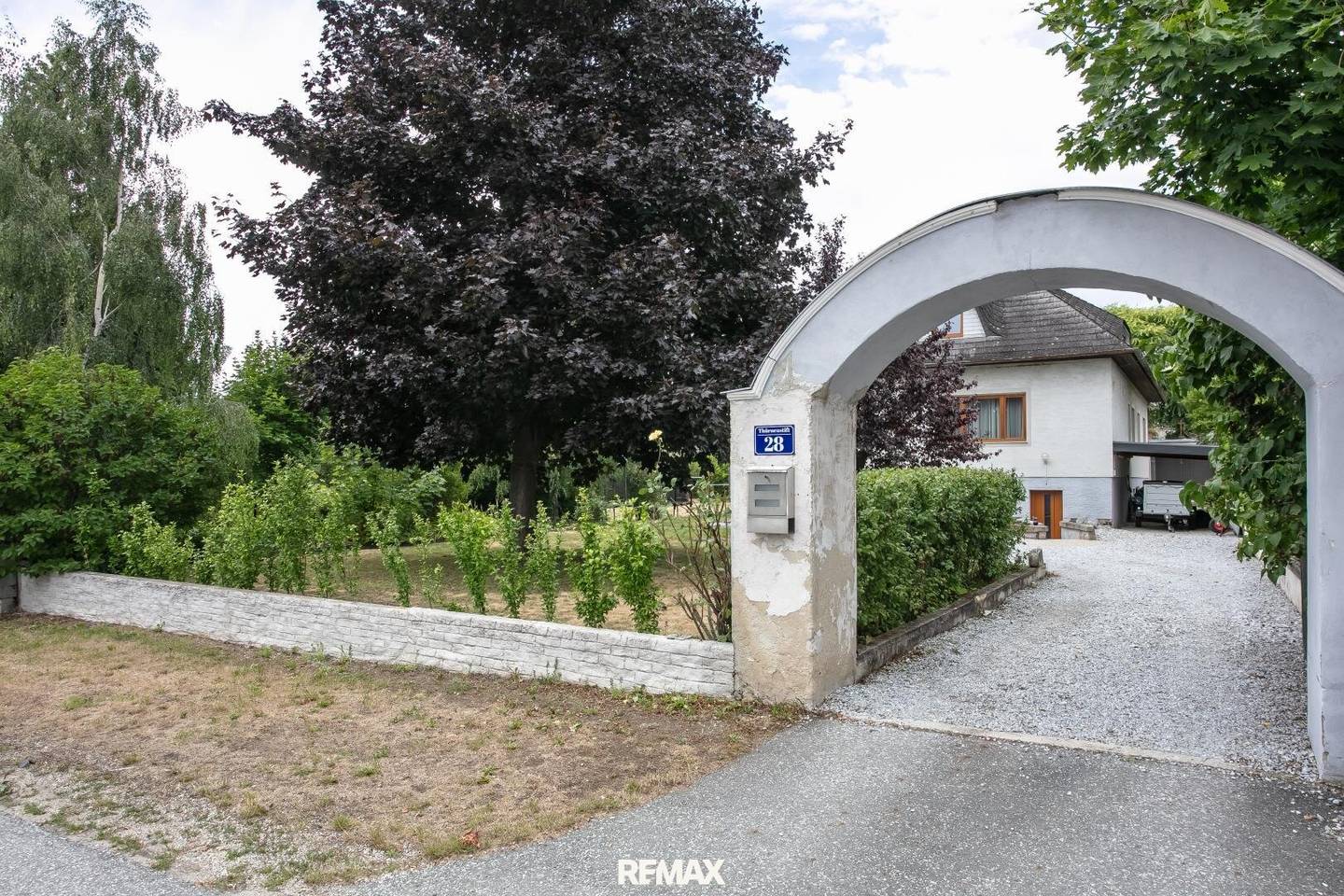 Spacious family house with pool and garden in sunny location