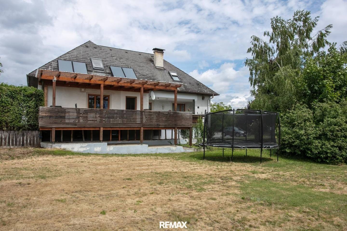 Spacious family house with pool and garden in sunny location