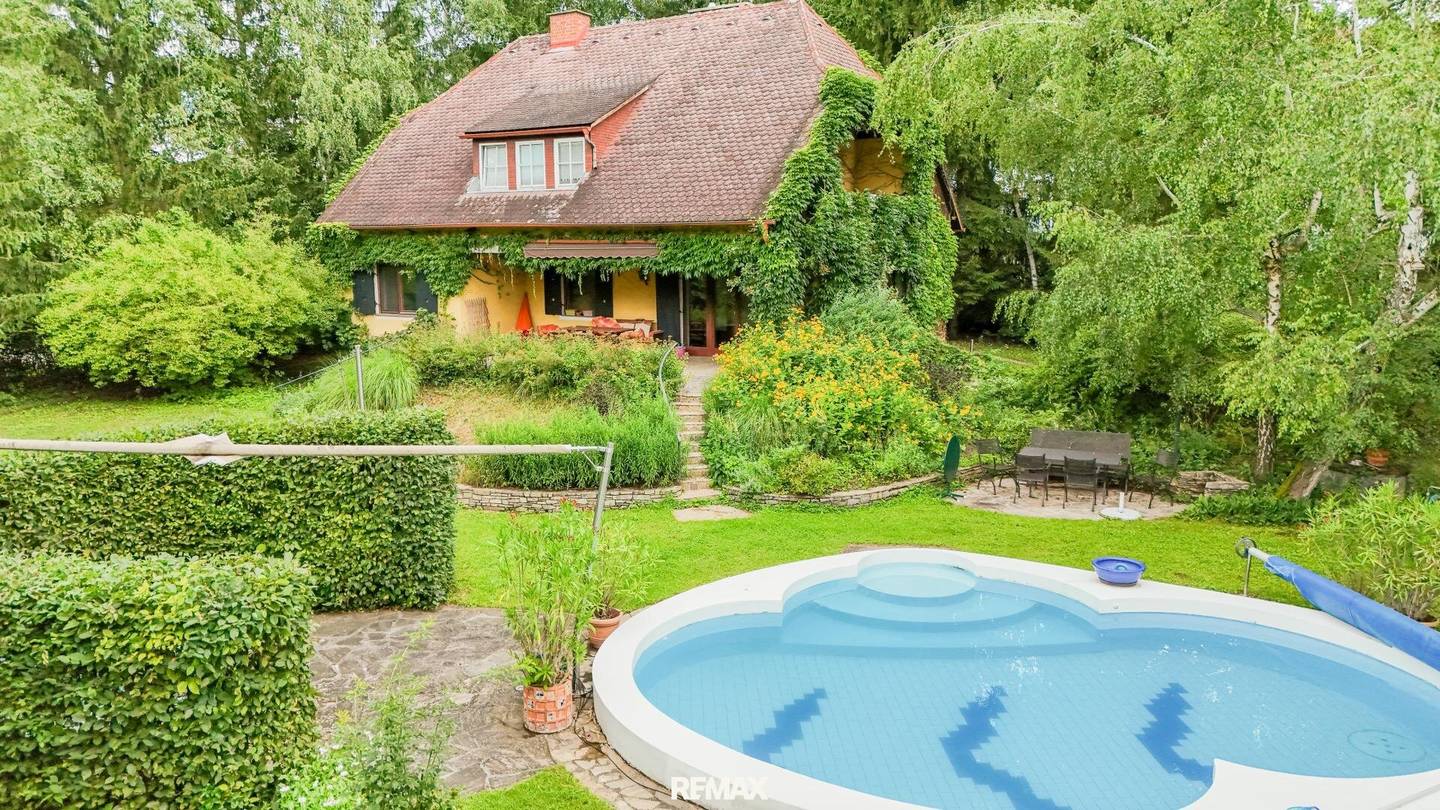 Charming Country House with Pool and Garden Paradise
