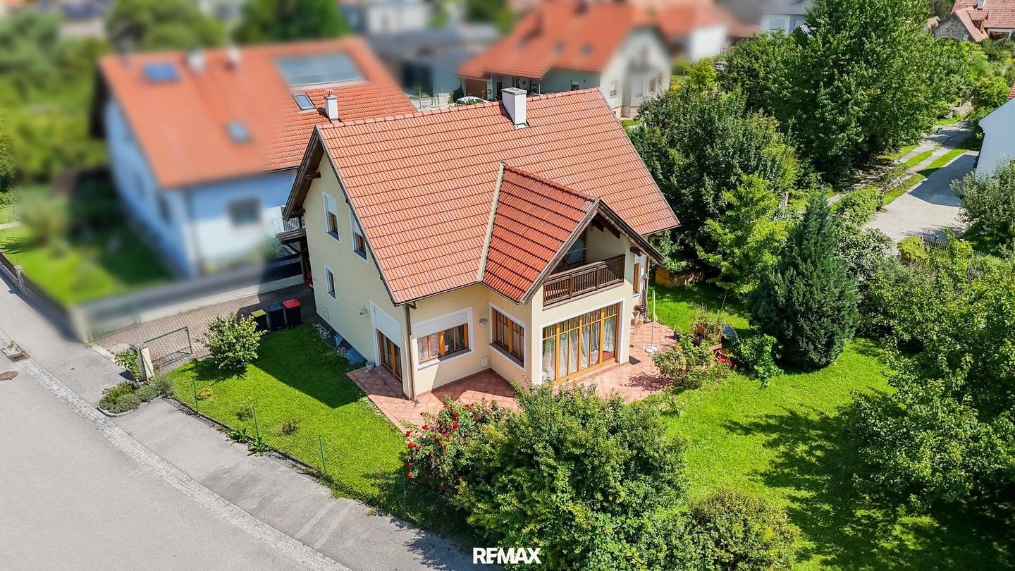Einfamilienhaus mit Terrasse und Balkonen in ruhiger Weinbergslage