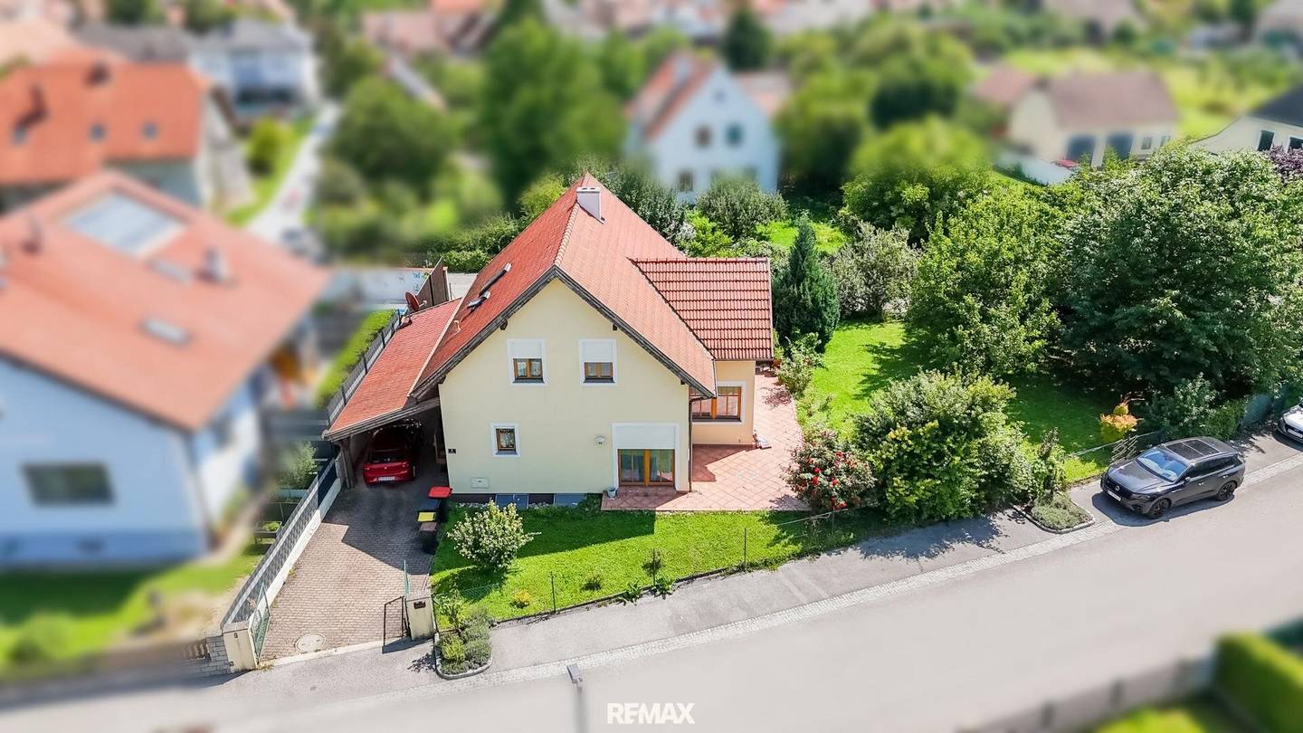 Einfamilienhaus mit Terrasse und Balkonen in ruhiger Weinbergslage