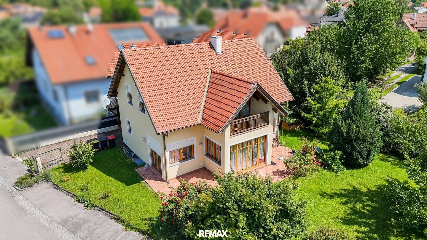 Einfamilienhaus mit Terrasse und Balkonen in ruhiger Weinbergslage
