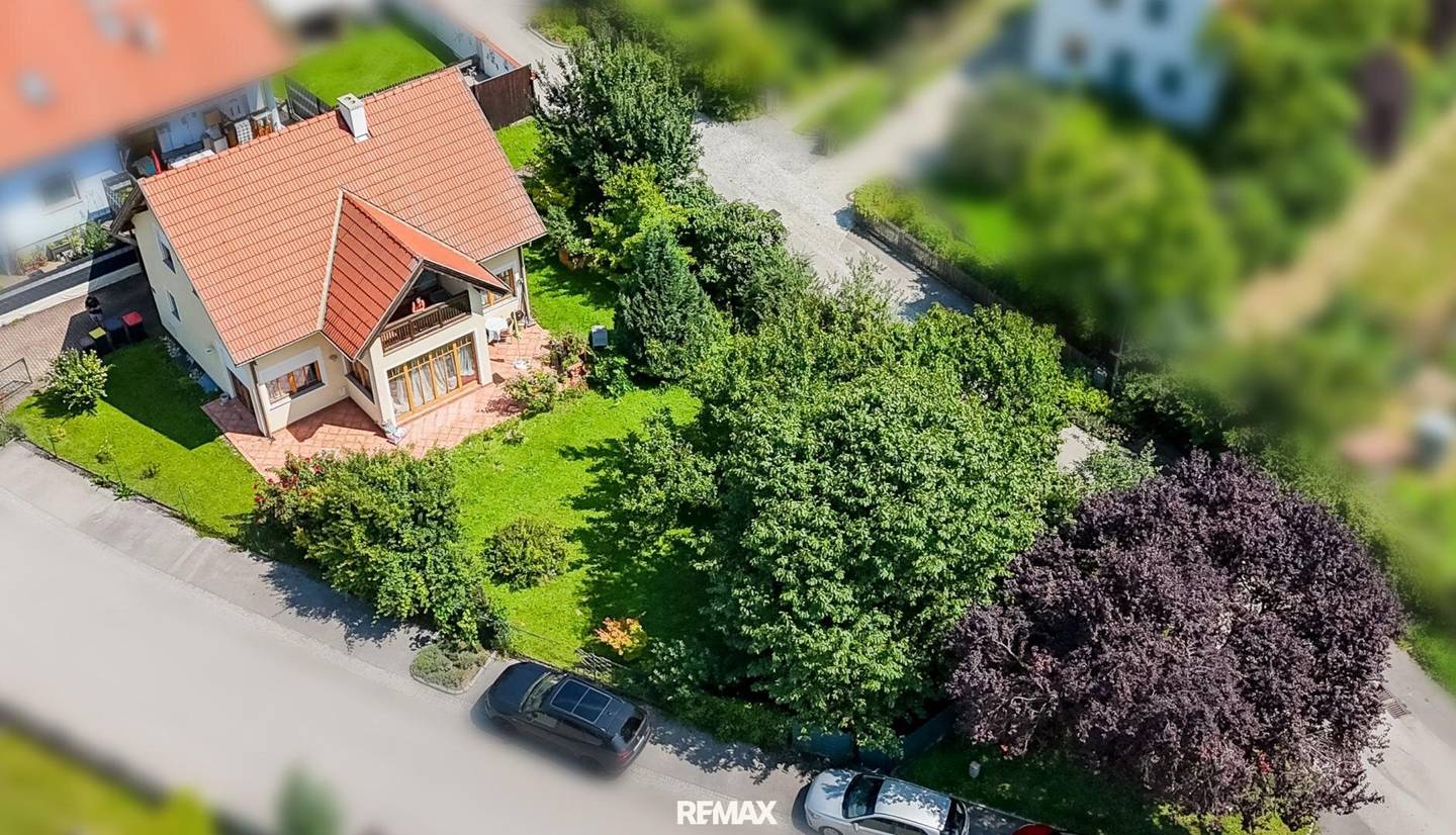 Einfamilienhaus mit Terrasse und Balkonen in ruhiger Weinbergslage