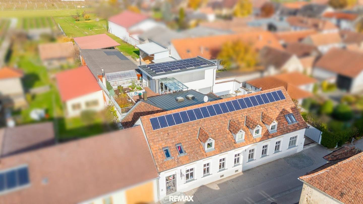 Geräumiges Einfamilienhaus mit Hallenbad und großem Grundstück