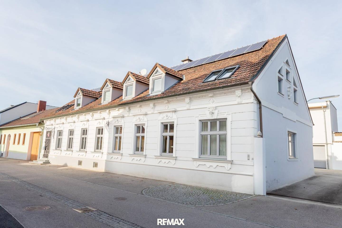 Geräumiges Einfamilienhaus mit Hallenbad und großem Grundstück
