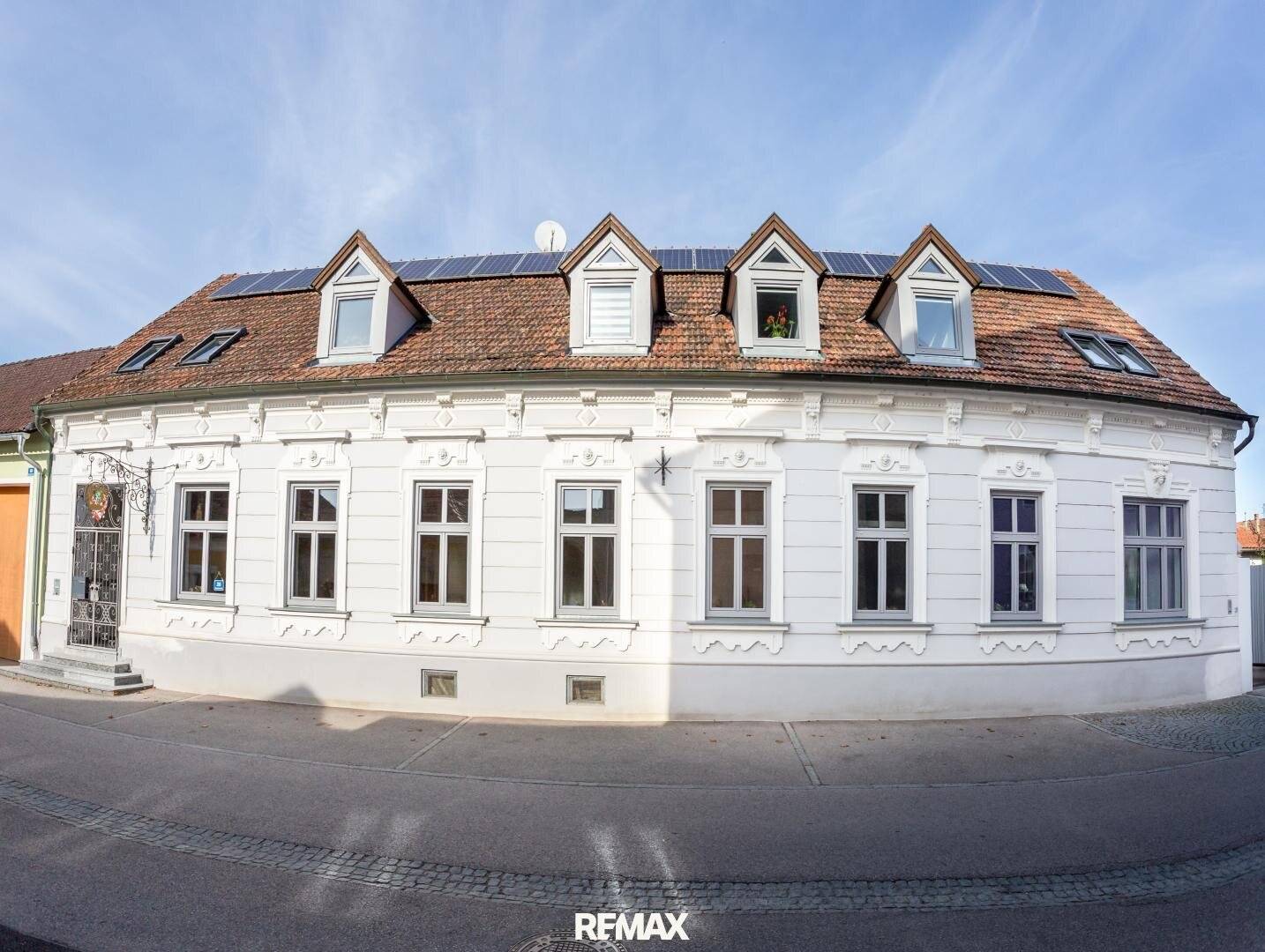 Geräumiges Einfamilienhaus mit Hallenbad und großem Grundstück